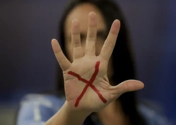Câmara aprova projeto que obriga divulgação do Ligue 180 em notícias sobre violência contra a mulher