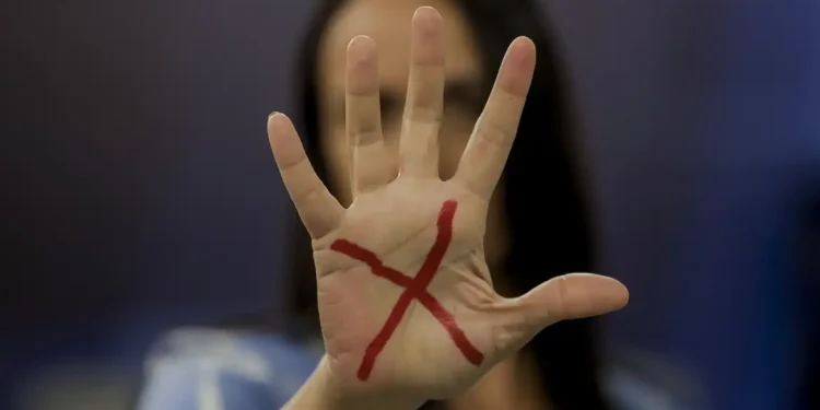 Câmara aprova projeto que obriga divulgação do Ligue 180 em notícias sobre violência contra a mulher