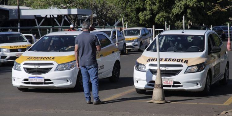 Governo federal acaba com prova de baliza para tirar CNH
