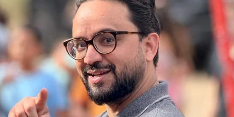 Em todo governo tem alguém que não é ninguém na fila do pão, mas, vestindo a cueca usada do rei, deixa crescer um bigode grosso.