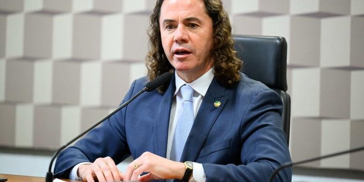 Veneziano assina requerimento de criação de CPI para investigar o escândalo financeiro do Banco Master