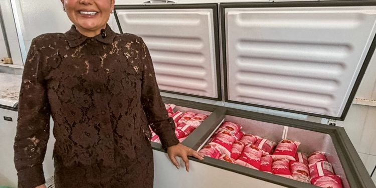 Casa da Merenda de Bayeux recebe toneladas de alimentos e prefeita atesta qualidade dos produtos