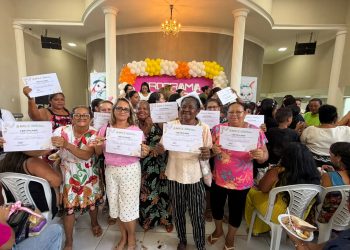 Tacyana entrega certificados e kits do Curso de Ovos de Páscoa promovido pela Prefeitura de Bayeux