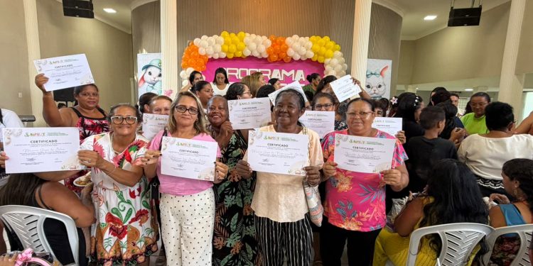 Tacyana entrega certificados e kits do Curso de Ovos de Páscoa promovido pela Prefeitura de Bayeux