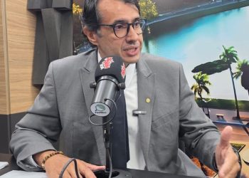 André diz que vai disputar a vaga com senadores masters
