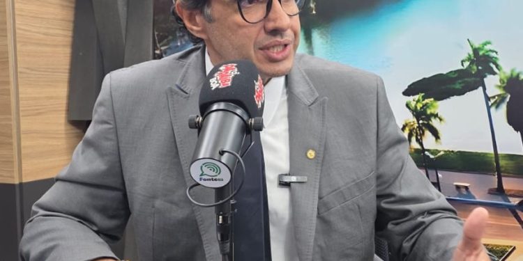 André diz que vai disputar a vaga com senadores masters