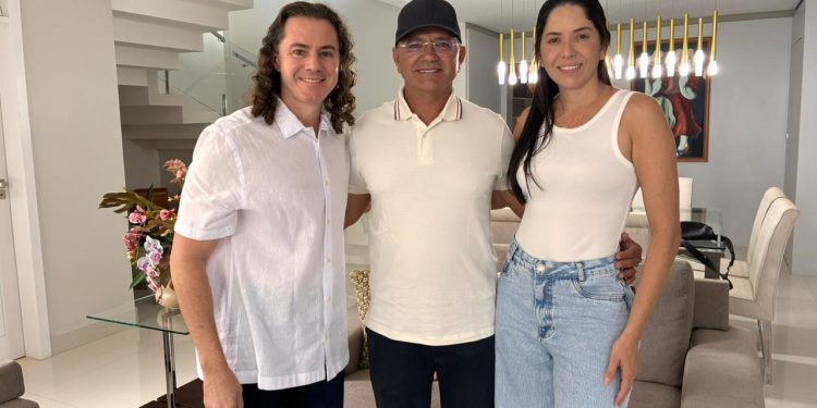 Veneziano recebe apoio à sua reeleição ao Senado do prefeito de Catolé do Rocha, Laurinho Maia e da pré-candidata a deputada estadual Geska Maia
