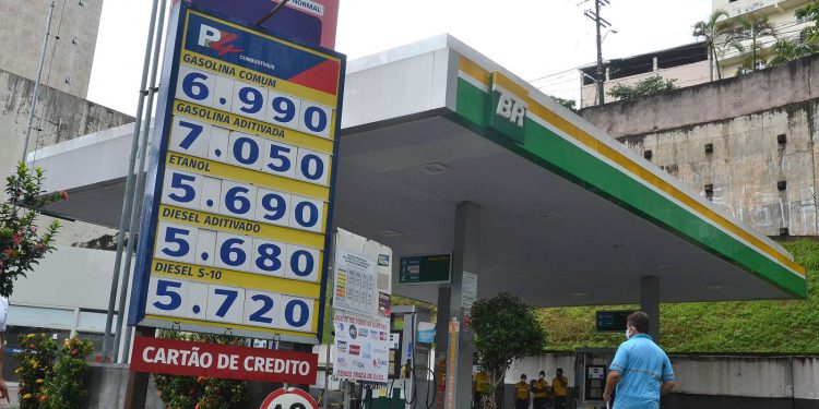 Presidente do Sindipetro-PB diz que alta dos combustíveis vem das distribuidoras, não dos postos