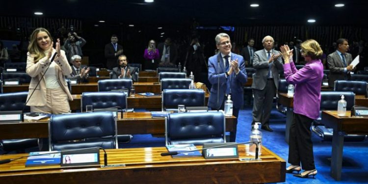 Senado aprova projeto que amplia licença-paternidade de forma gradual no Brasil