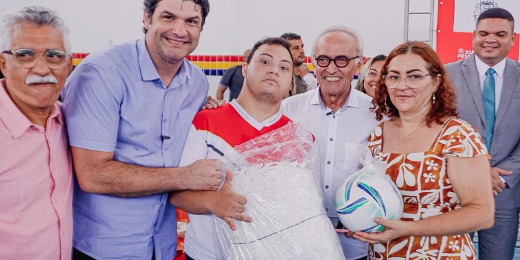 Cícero Lucena entrega Escola Afonso Pereira com novas salas, tecnologia e kits esportivos\