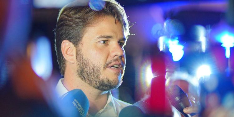 Bruno apresenta 20 ônibus que passam a integrar a frota do transporte público de Campina Grande e recebe dois novos tratores para a Secretaria de Agricultura do Município
