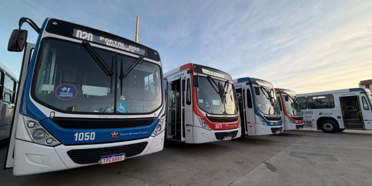 Prefeito de Campina entrega 20 novos ônibus para a população e destaca: “A gente já reduziu em mais da metade a idade da frota”
