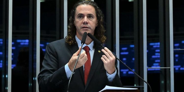 Relatório de Veneziano que define guarda compartilhada de pets para casais que se separam é aprovado no Senado e segue para sanção