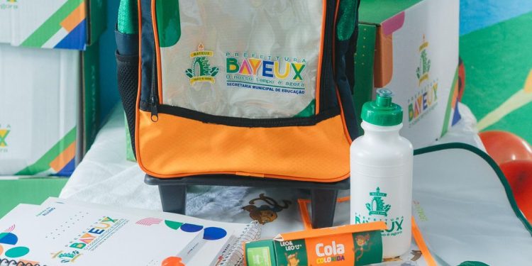 Prefeita Tacyana Leitão inicia entrega de kits escolares para quase 8 mil alunos de Bayeux