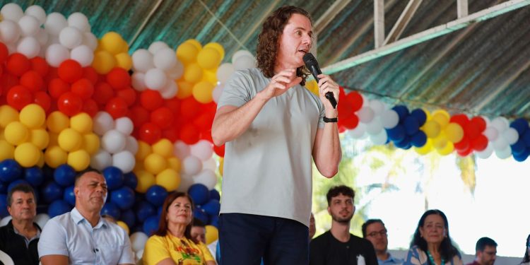 Veneziano representa o Governo Lula na assinatura da Ordem de Serviço para a construção de 150 casas em Sapé