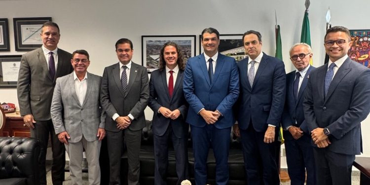 Dinho acompanha Leo Bezerra em agendas para busca de convênios em Brasília