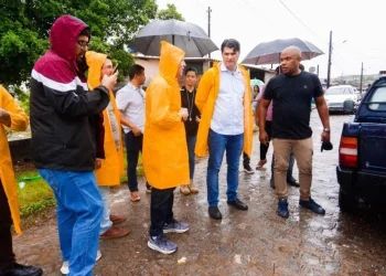 Léo libera a vazão de águas das Três Lagoas, obstruída por portas de geladeira