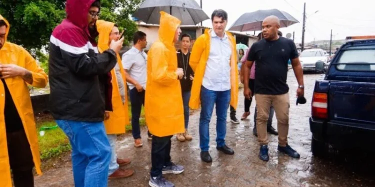 Léo libera a vazão de águas das Três Lagoas, obstruída por portas de geladeira