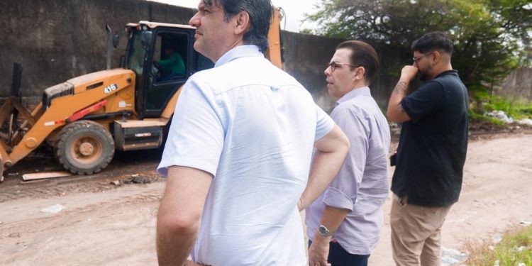 Vídeo: Prefeito Leo Bezerra intensifica fiscalização e pede apoio da população no descarte de resíduos e disponibiliza canal de atendimento