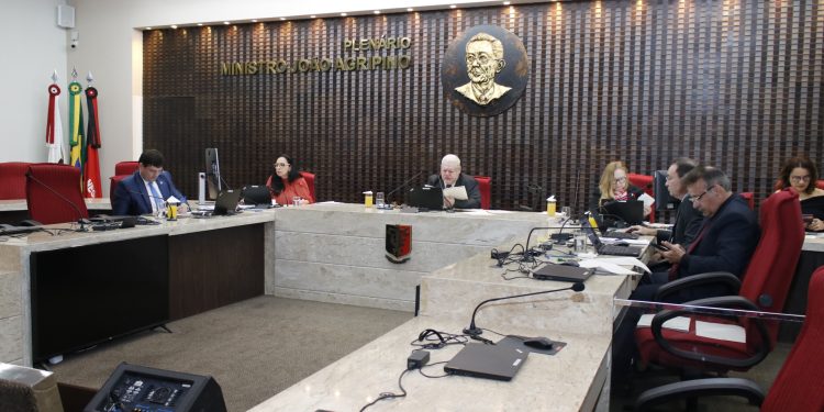 TCE impõe a ex-prefeito débito superior a R$ 416 mil por gastos excessivos com combustível