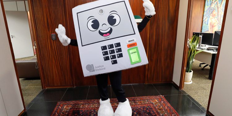 Em celebração aos 30 anos da urna eletrônica, TSE lança mascote ‘Pilili’