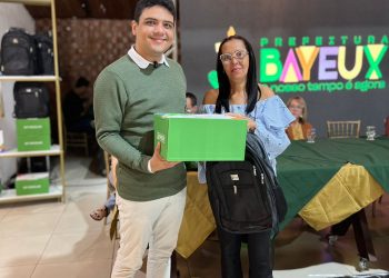 Prefeitura de Bayeux reforça apoio à educação e inicia entrega de kits a professores e equipes pedagógicas