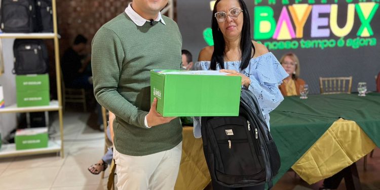 Prefeitura de Bayeux reforça apoio à educação e inicia entrega de kits a professores e equipes pedagógicas