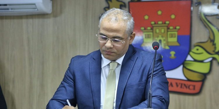Novo prefeito de Cabedelo exonera comissionados e anuncia reforma administrativa