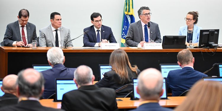 Comissão Especial da Câmara deve votar PEC da Escala 6×1 nesta quarta-feira