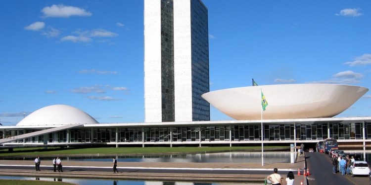 Congresso derruba veto de Lula e libera doações de bens durante período eleitoral