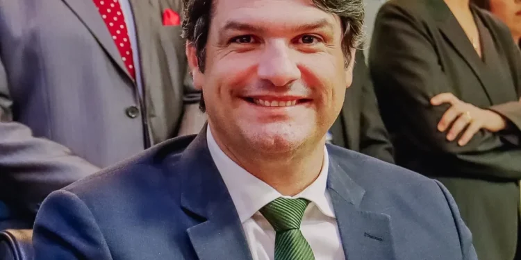 Leo Bezerra anuncia calendário de pagamentos de maio e junho e metade do 13º para servidores