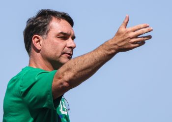 Flávio Bolsonaro confirma encontro com Vorcaro após banqueiro ter sido preso