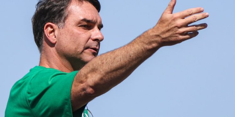 Flávio Bolsonaro confirma encontro com Vorcaro após banqueiro ter sido preso
