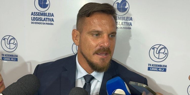Tarcísio admite recuo de candidatura federal se não houver entendimento com comando do PP
