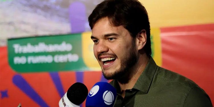 Bruno entrega cheque de R$ 420 mil de apoio do Município às quadrilhas juninas e prestigia dois eventos da Sesuma, no Evaldo Cruz