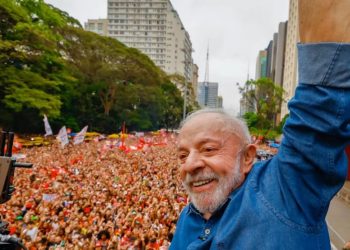 Lula fecha o sábado em alta e entra no domingo 3,29 milhões de seguidores à frente