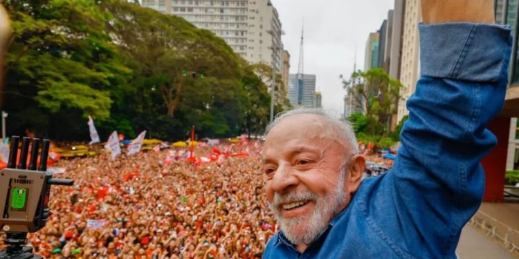 Lula fecha o sábado em alta e entra no domingo 3,29 milhões de seguidores à frente