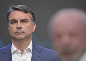 As perguntas que Flávio Bolsonaro deixou sem resposta no debate da Band