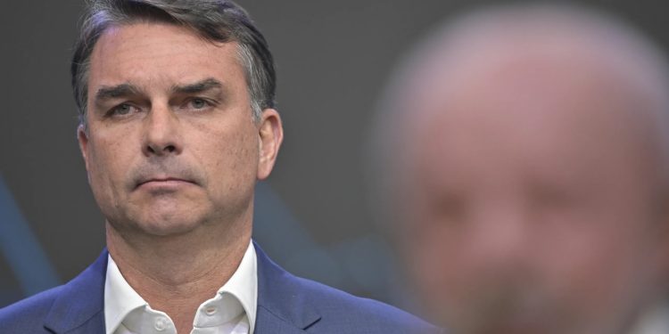 As perguntas que Flávio Bolsonaro deixou sem resposta no debate da Band