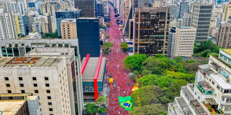 Lula reúne multidão em ato histórico na Paulista e convoca virada no 2º turno