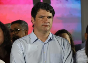 Pistoleiro digital recebe PI, mas decide poupar Léo Bezerra
