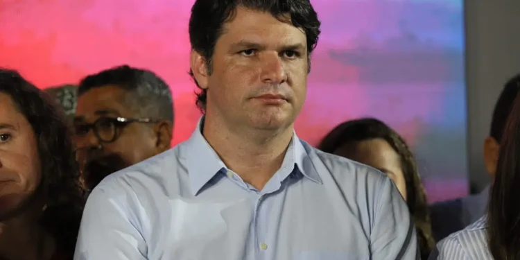 Pistoleiro digital recebe PI, mas decide poupar Léo Bezerra