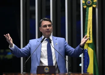 Juristas apontam falta de fundamento em pedido de Flávio Bolsonaro para anular eleição