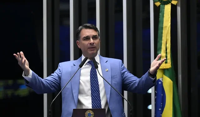 Juristas apontam falta de fundamento em pedido de Flávio Bolsonaro para anular eleição