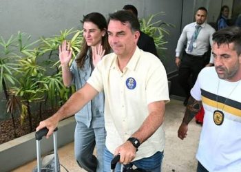 Flávio Bolsonaro estaria a caminho dos EUA, diz agência de notícias