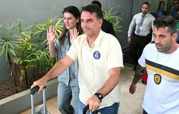 Flávio Bolsonaro estaria a caminho dos EUA, diz agência de notícias