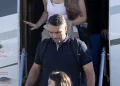 Casa Branca ajudou Flávio Bolsonaro a fugir do Brasil, confirma assessor de Trump
