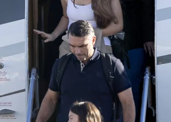 Casa Branca ajudou Flávio Bolsonaro a fugir do Brasil, confirma assessor de Trump
