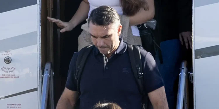 Casa Branca ajudou Flávio Bolsonaro a fugir do Brasil, confirma assessor de Trump