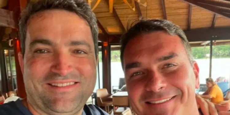Flávio Bolsonaro dividia conta bancária com Willer Tomaz, investigado por movimentar R$ 13 bilhões em bets, indicam e-mails